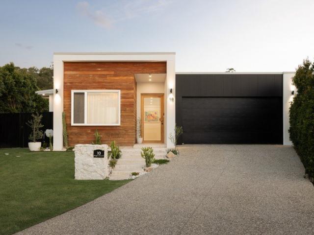 Customly Designed, Presentation Perfect on Large 708m2 Block!