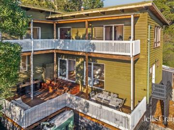 Design led retreat capturing extraordinary views