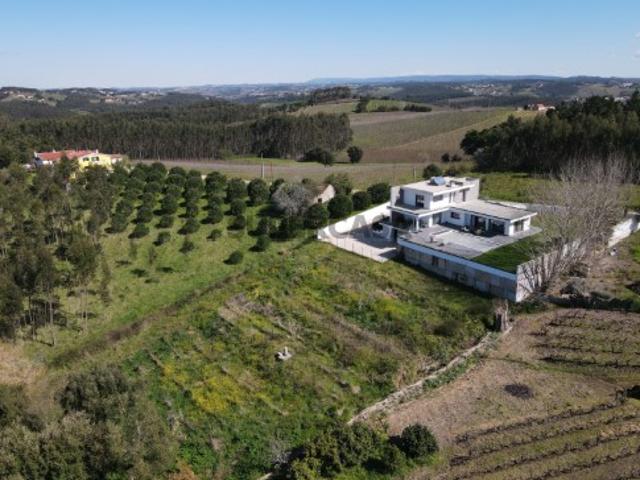 Design moderno e natureza moradia contemporânea com vista deslumbrante e total privacidade