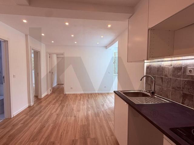 Design Moderno e Espaço Inteligente: T2 Totalmente Remodelad. 51m² Águas Livres
