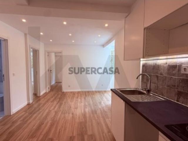 Design Moderno e Espaço Inteligente: T2 Totalmente Remodelado na Buraca