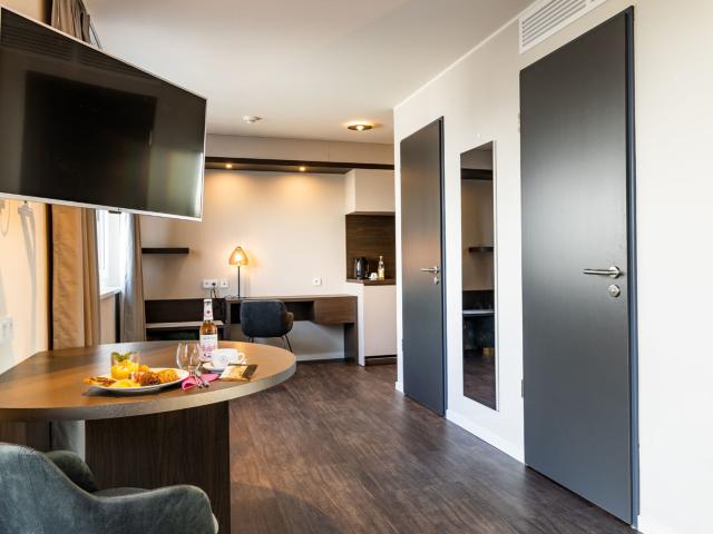 Design Studio Apartment with Box Spring Bed and Balcony in Aschheim Dornach – 39 m²