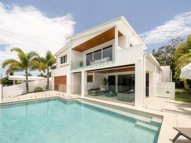 Design Perfection, Luxury Coastal Living with the Lot!