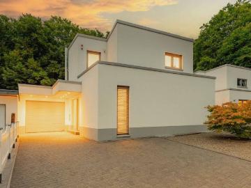 Design trifft Lebensqualität: Architektenhaus mit Spa und Smart Home in bester Lage von BGL Nußbaum