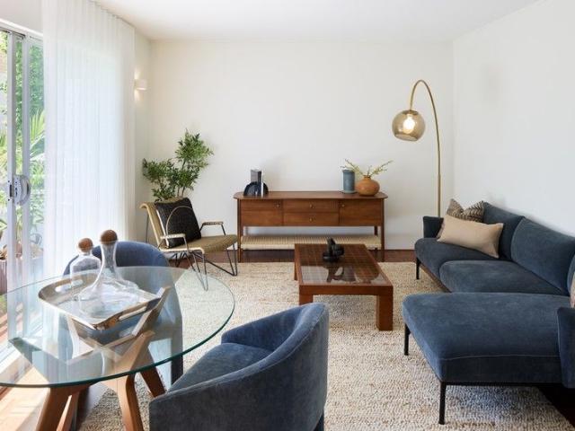 DESIGNER 2 BEDROOM RETRO COASTAL APARTMENT WITH PARKING