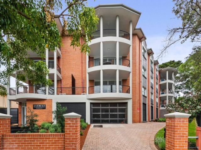 DESIGNER 3 BEDROOM FAMILY SIZED APARTMENT WITH 2 BATHROOMS AND SECURE PARKING