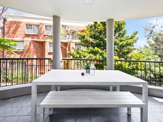 DESIGNER 3 BEDROOM FAMILY SIZED APARTMENT WITH 2 BATHROOMS AND SECURE PARKING