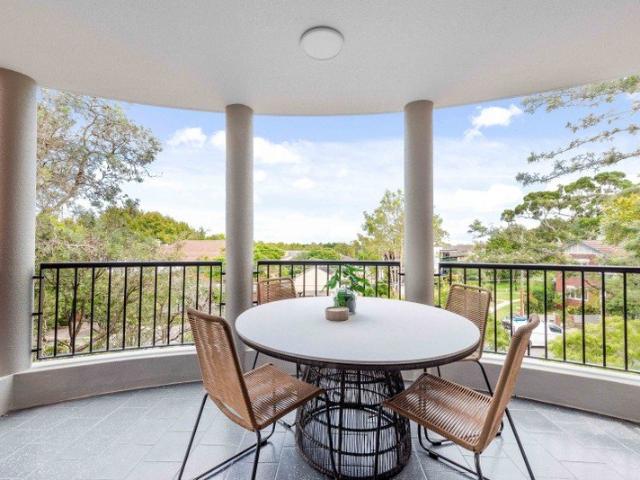 DESIGNER 3 BEDROOM FAMILY SIZED APARTMENT WITH 2 BATHROOMS SECURE CARSPACE