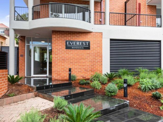 DESIGNER 3 BEDROOM FAMILY SIZED APARTMENT WITH 2 BATHROOMS & SECURE CARSPACE