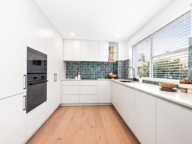 DESIGNER 3 BEDROOM FAMILY SIZED APARTMENT WITH 2 BATHROOMS SECURE CARSPACE