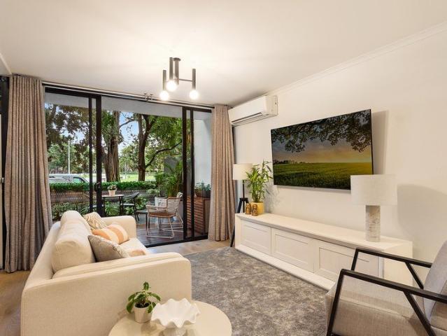 Designer townhouse directly opposite Alexander Park