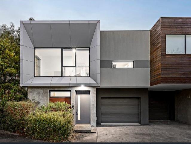 DESIGNER TOWNHOUSE IN PRIME LOCATION