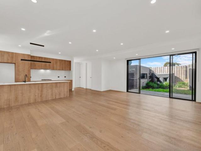 DESIGNER TOWNHOUSE IN THE FRANKSTON HIGH SCHOOL ZONE