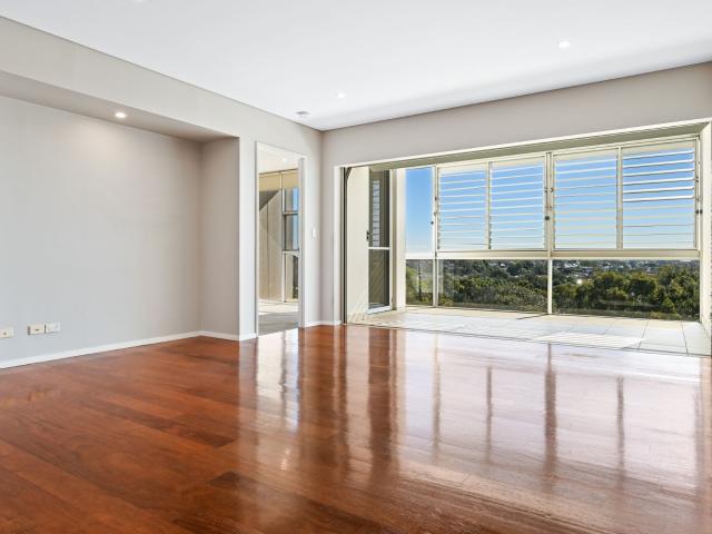 Designer apartment with light filled aspect and stunning views