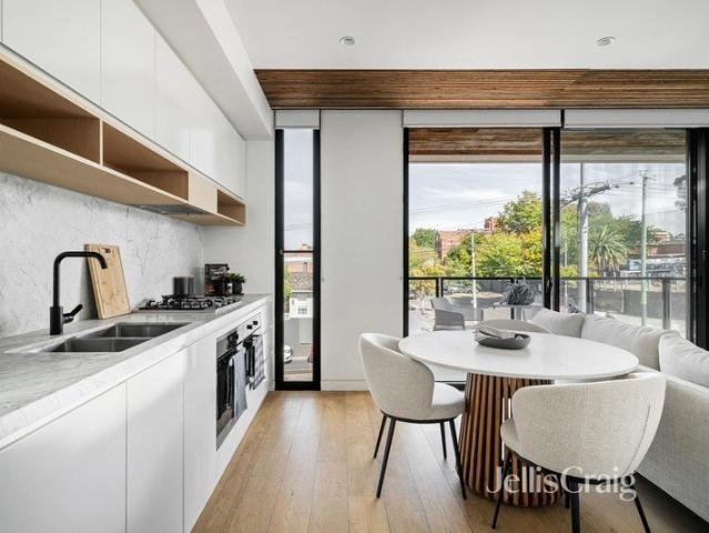 Designer Apartment with Private Study & Malvern Gardens Outlook FULLY FURNISHED