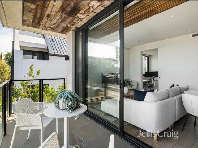 Designer Apartment with Private Study & Malvern Gardens Outlook FULLY FURNISHED