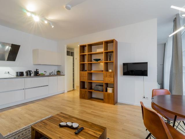 Designer Appartment + Cleaning Service @Charlottenburg HighWest Tower, Perfect pub. transp Berlin Amsterdam Apartments for Rent