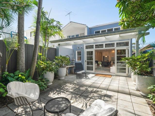 Designer Beach House With Idyllic Alfresco Garden & Prized Parking