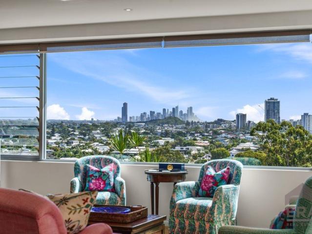 A Burleigh Hill Residence by Anna Spiro Offering Sweeping North Facing Skyline Views