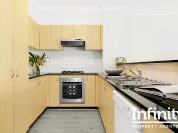 DESIGNER COURTYARD APARTMENT IN GREAT SETTING