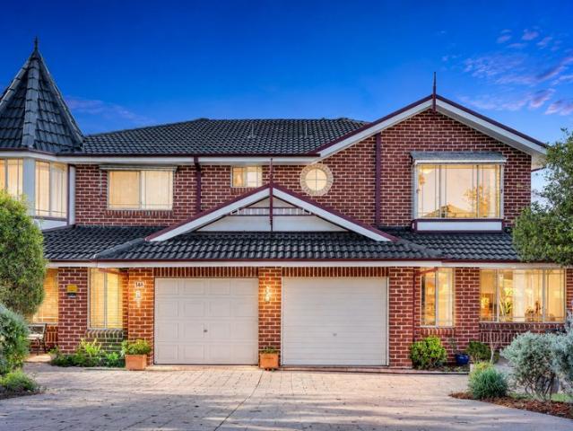 Designer Duplex with House Sized Proportions in quiet Cul de Sac Setting