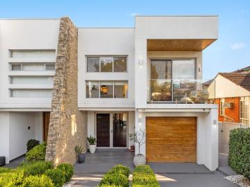 Designer Family Entertainer with Sublime Views in Blue Ribbon Address