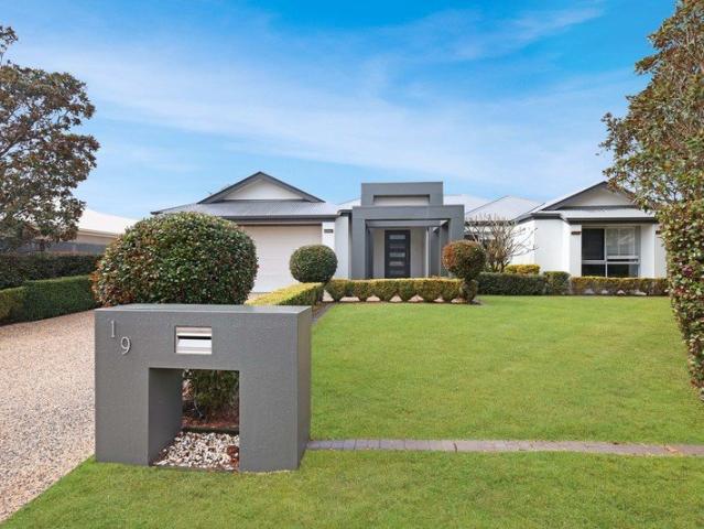 DESIGNER FAMILY LIVING AT ITS FINEST LUXURY, SPACE & IMMACULATE PRESENTATION