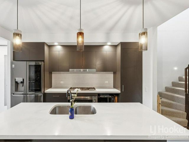 DESIGNER FAMILY LIVING WITH PREMIUM FINISHES & STREET FRONTAGE