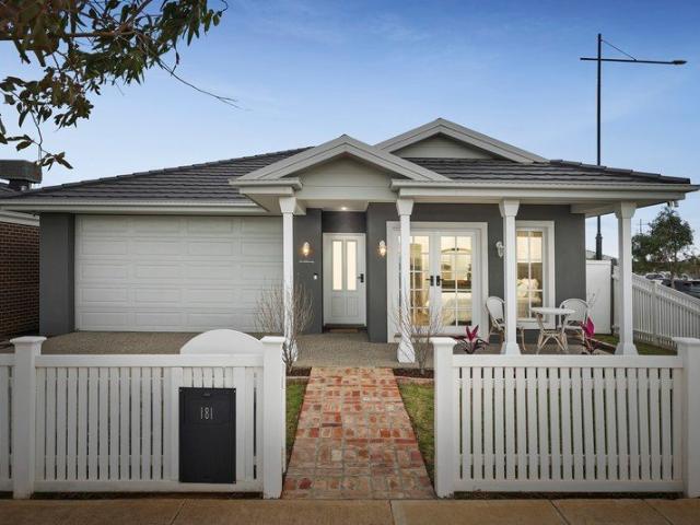 Designer Family Living with Theatre, Study, Spectacular Outlook and Energy Efficiency