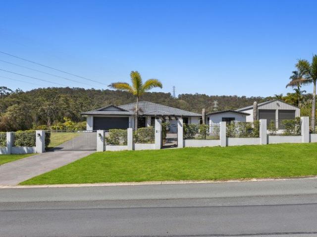 Designer Family Sanctuary on 5600m² Pool, Outdoor Kitchen & Detached Studio Retreat!