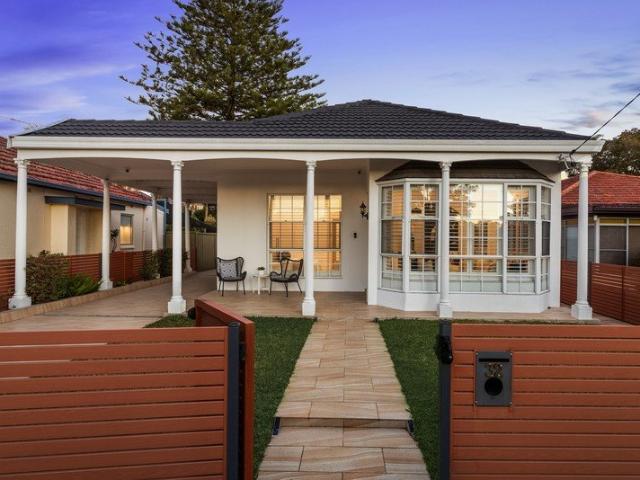 Freestanding Designer Residence Opposite Jellicoe Park