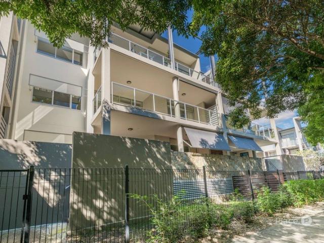 Designer Lifestyle Apartment with Oversized Terrace Moments from Oxford Street