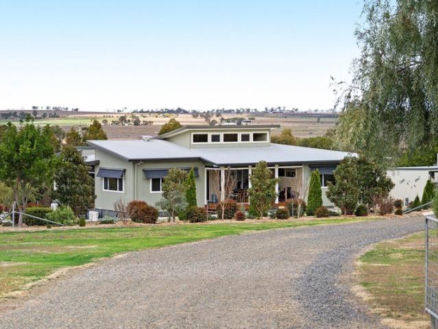 Designer lifestyle on acreage at Allora!