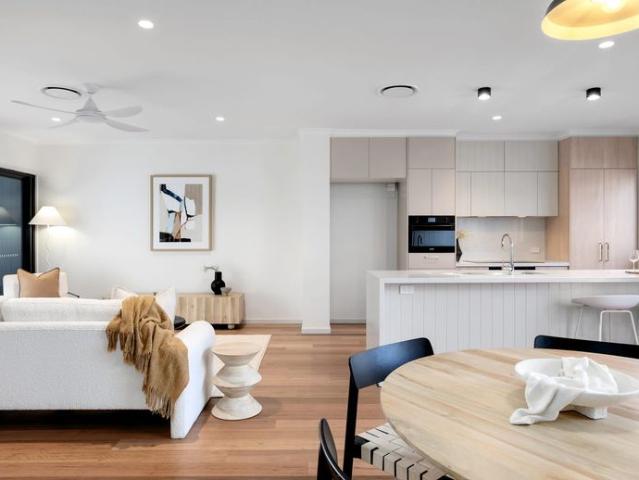 Designer Living in a Peaceful Ashgrove Setting!
