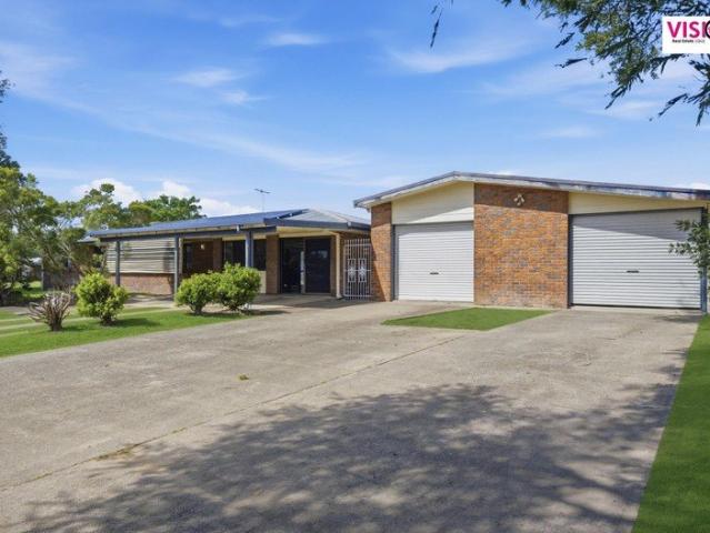 DESIGNER LIVING IN GLENELLA/MOUNT PLEASANT WITH A HUGE SHED!