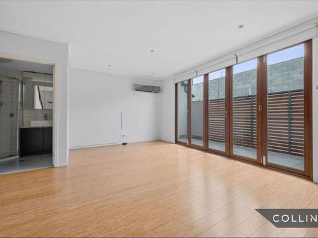 Designer Living in the Heart of Collingwood Walk to Everything