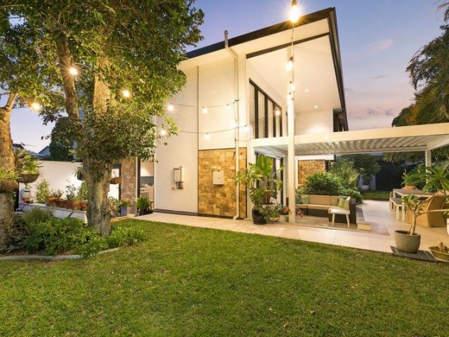 DESIGNER LIVING WITH A SUNLIT NORTHERN ASPECT