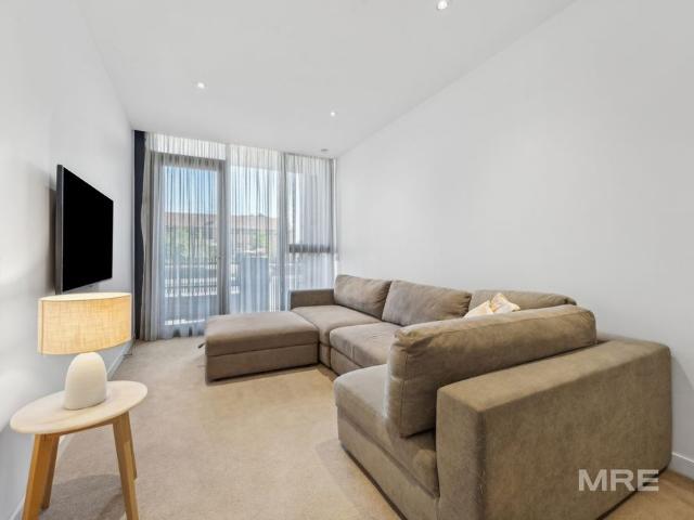 Designer on apartment plus enclosed study/multi purpose room