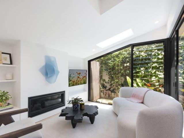 DESIGNER RENOVATED, HOME FOOTSTEPS FROM OXFORD STREET!