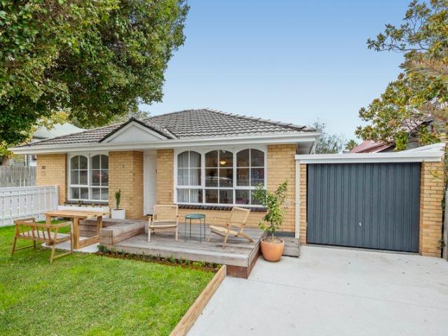 Designer Renovation, a Walk to Martin St & the Station!
