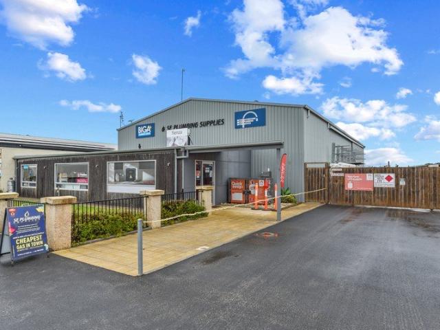 Designer Showroom, High Volume Warehousing & Secure Hardstand