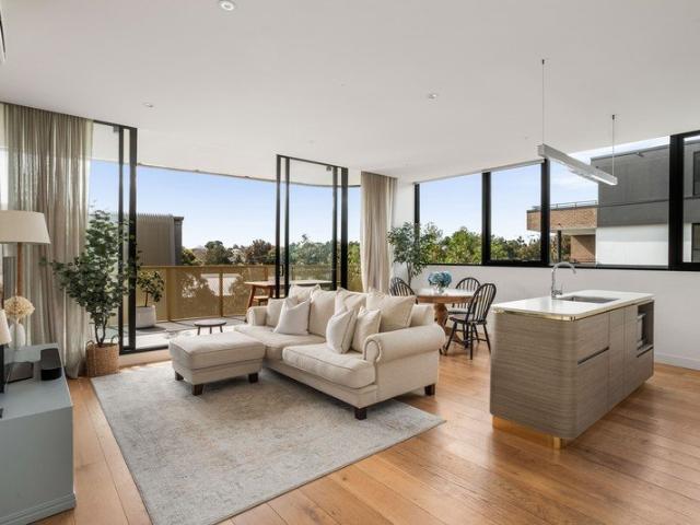 Designer Silkwood Apartment With Balcony And Tandem Parking