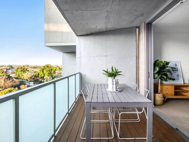Designer style, light and northerly city views