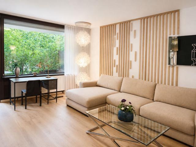 Designer Suite w/ Terrace & Swimmingpool in Frankfurt By subway: 5 min to Central Station, 3 min to Hauptwache