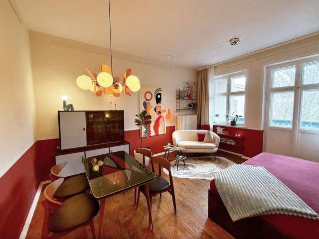 Designorientiertes Wohnen: Vollmöblierte Wohnung mit ruhiger Loggia