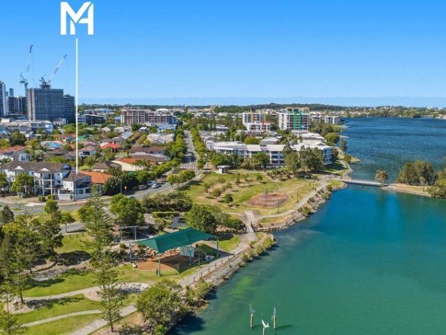 Desirable Corner Position Townhouse with Lake Orr Views!