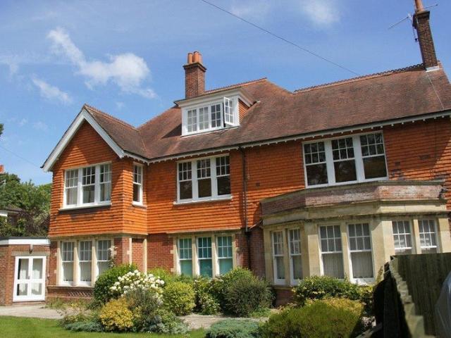 Desirable large 2 Bed apartment on West Overcliff