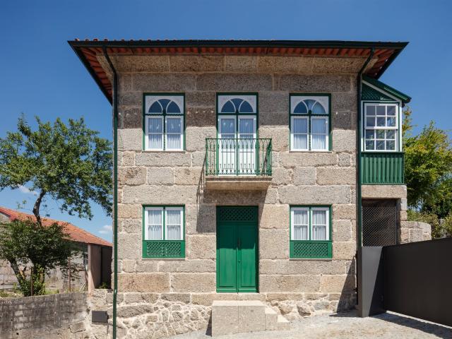 Deslumbrante Casa de Pedra T3+1 com área útil de 258 m² e te. 258m² Creixomil e Mariz