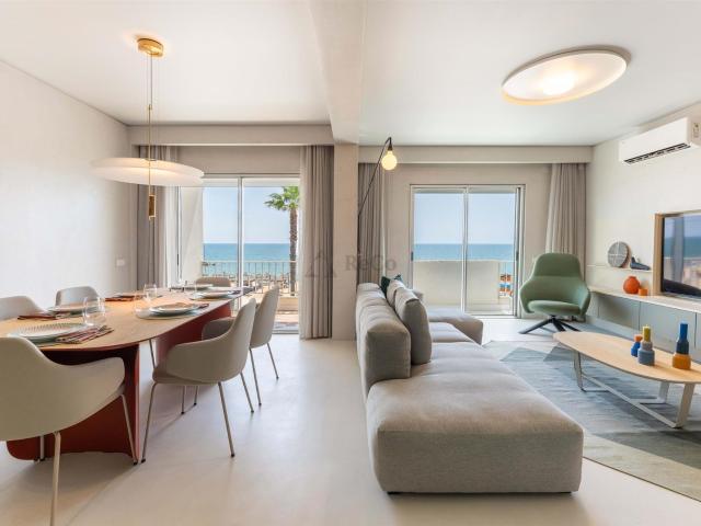Deslumbrante apartamento na primeira linha com vista panorâm. 114m² Quarteira