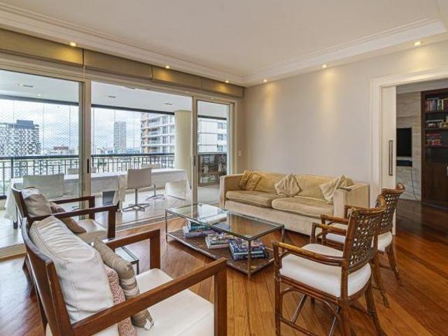 Confortável apartamento para venda em Perdizes com 4 quartos, sendo 3 suítes, 214m²